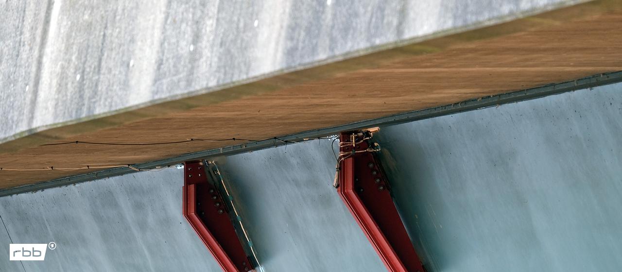 Überwachung von Brücken: Zwei Unternehmen aus Brandenburg arbeiten an der "Überwachung von Infrastrukturen" und erhielten dafür nun den Innovationspreis 2025 (Quelle: dpa, Peter Förster)