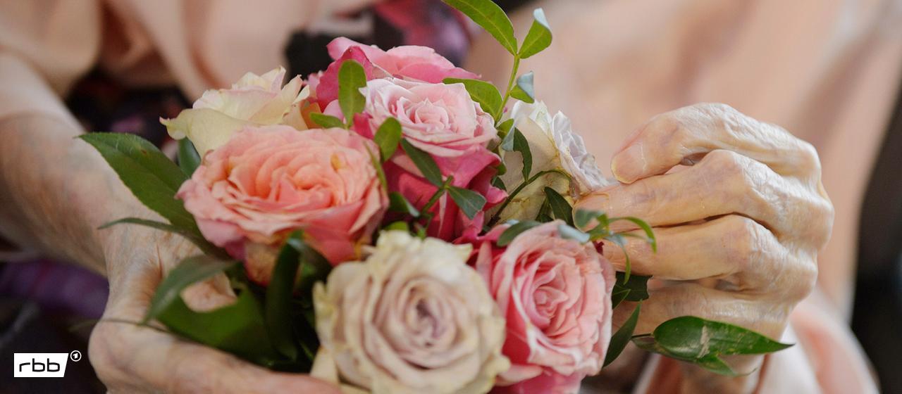 Symbolbild:Eine Frau hält einen Strauß Rosen zu ihrem 111. Geburtstag in den Händen.(Quelle:picture alliance/dpa/T.Schamberger)