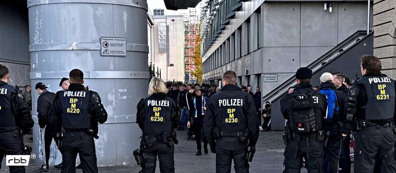 Cottbus-Fans bei der Identitätsfeststellung in München | Bundespolizeidirektion München Bundespolizisten schirmen Cottbus-Fans ab (Quelle: Bundespolizeidirektion München)