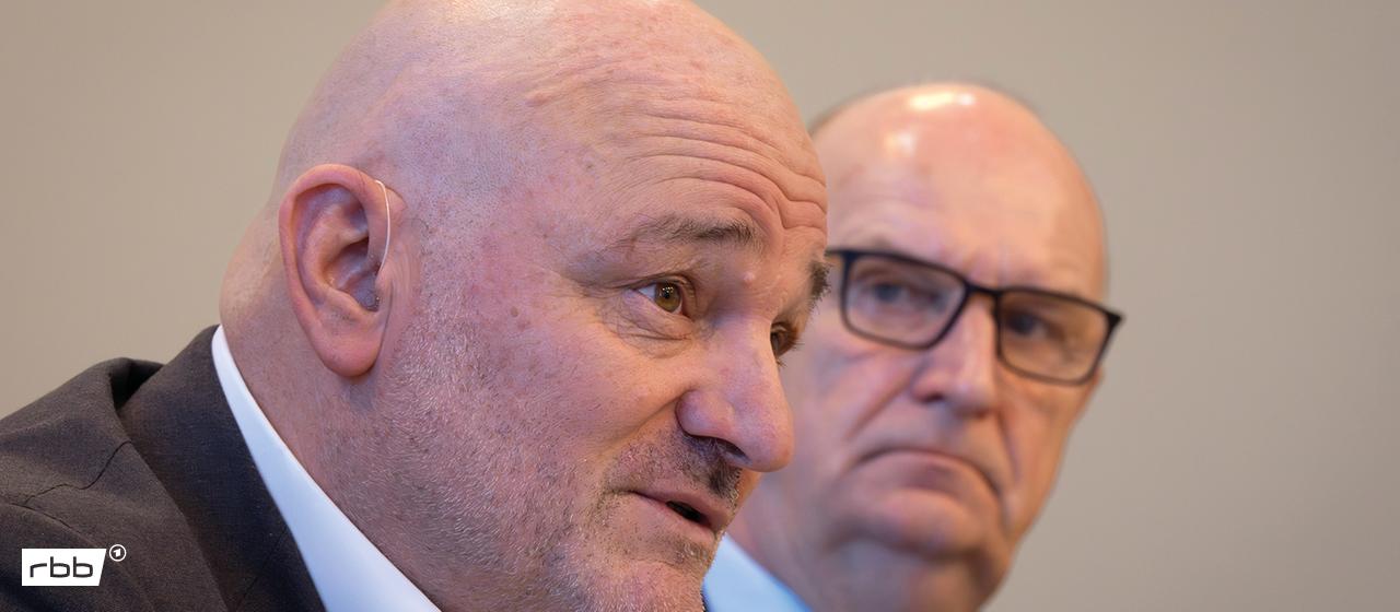 Dietmar Woidke (r, SPD), Ministerpräsident von Brandenburg, und Robert Crumbach (l, BSW), Vize-Regierungschef und Brandenburger Finanzminister, geben am 18.03.2025 eine gemeinsame Pressekonferenz zur 100-Tage-Bilanz der Landesregierung. (Quelle: Picture Alliance/Soeren Stache)