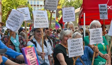 Die OMAS GEGEN RECHTS Münster hier bei der Gegenkundgebung vor dem Hauptbahnhof gegen den Demonstrationszug des „Freundeskreises Siegfried Borchardt“ am 19. Juli. (Foto: Tessa-Viola Kloep)