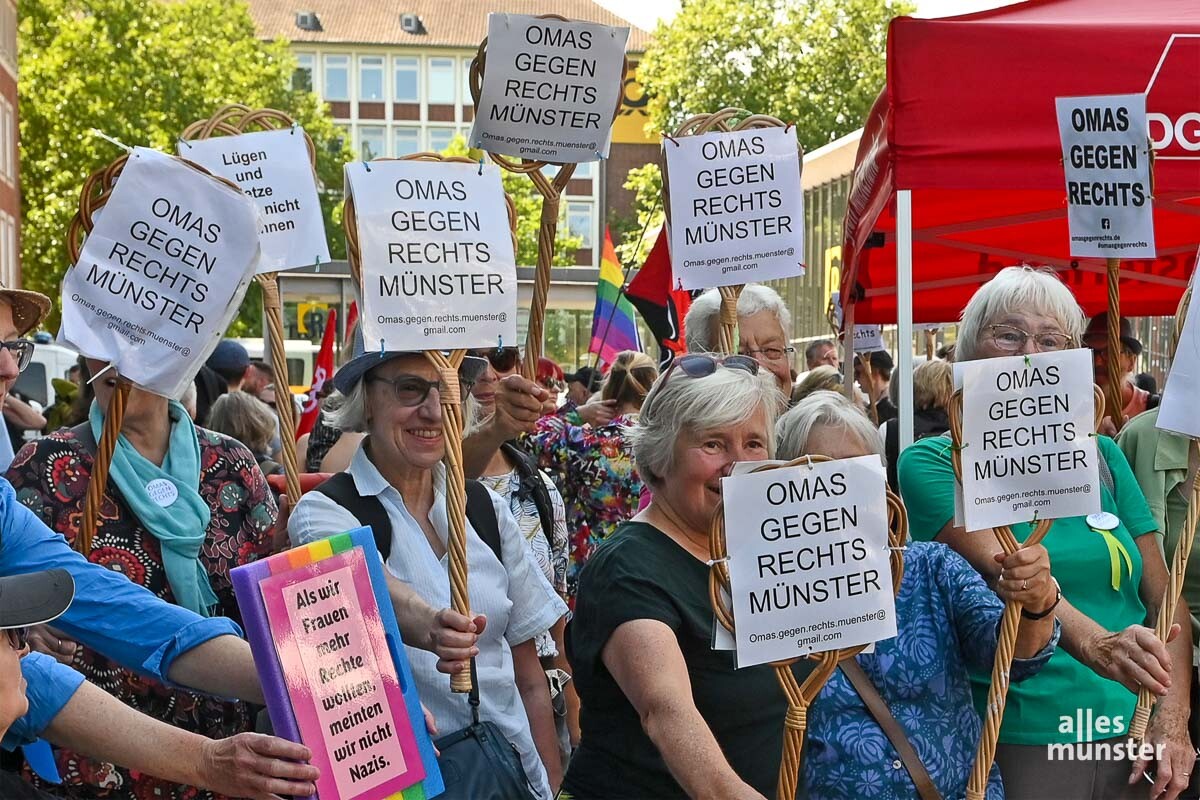 Die OMAS GEGEN RECHTS Münster hier bei der Gegenkundgebung vor dem Hauptbahnhof gegen den Demonstrationszug des „Freundeskreises Siegfried Borchardt“ am 19. Juli. (Foto: Tessa-Viola Kloep)