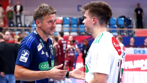 Hannovers Trainer Christian Prokop (l.) und Renars Uscins 