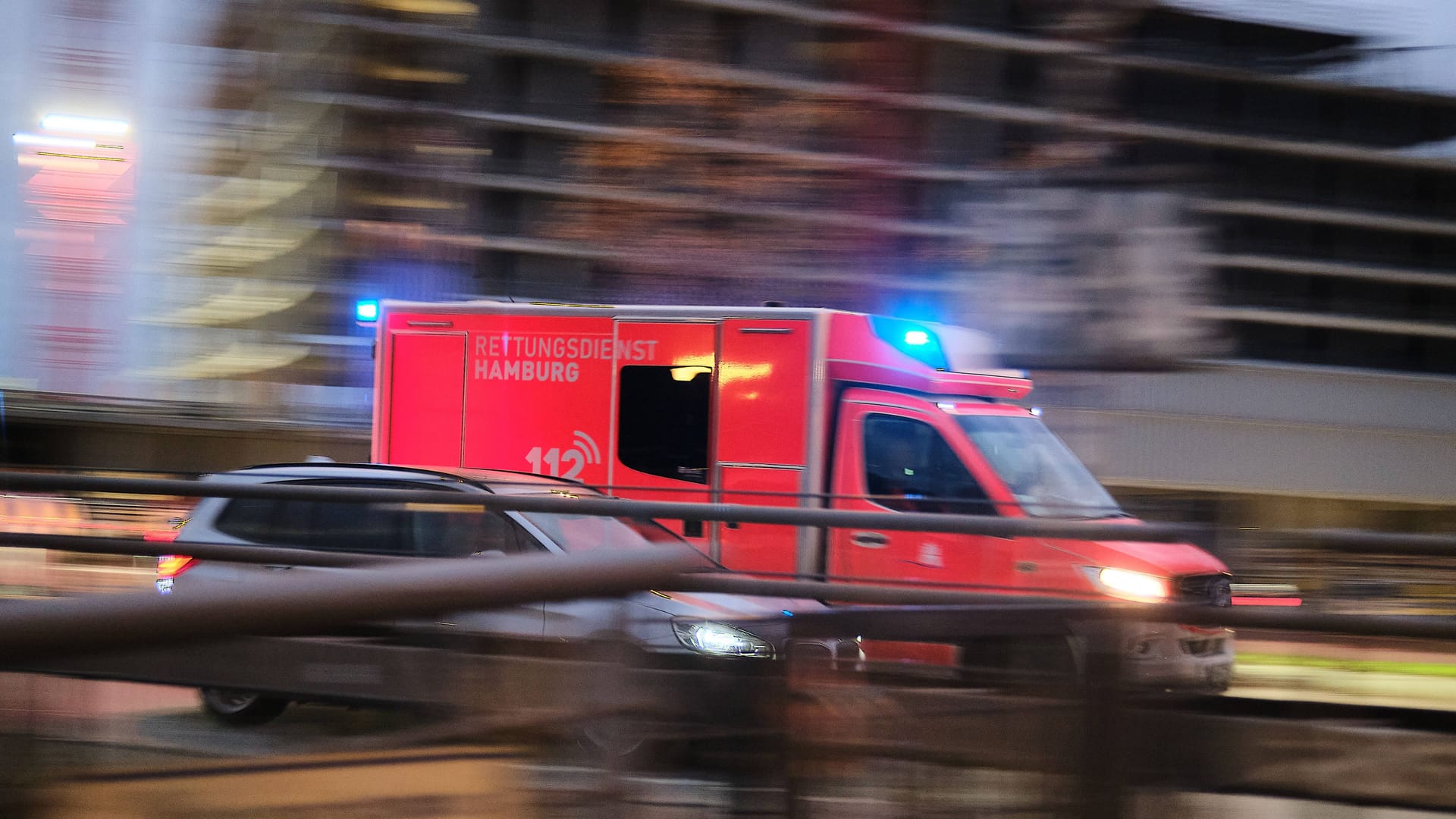Rettungsdienst der Feuerwehr Hamburg (Archivbild): Eine Seniorin wurde von einem Auto erfasst. Rettungsdienst der Feuerwehr Hamburg (Archivbild): Eine Seniorin wurde von einem Auto erfasst.