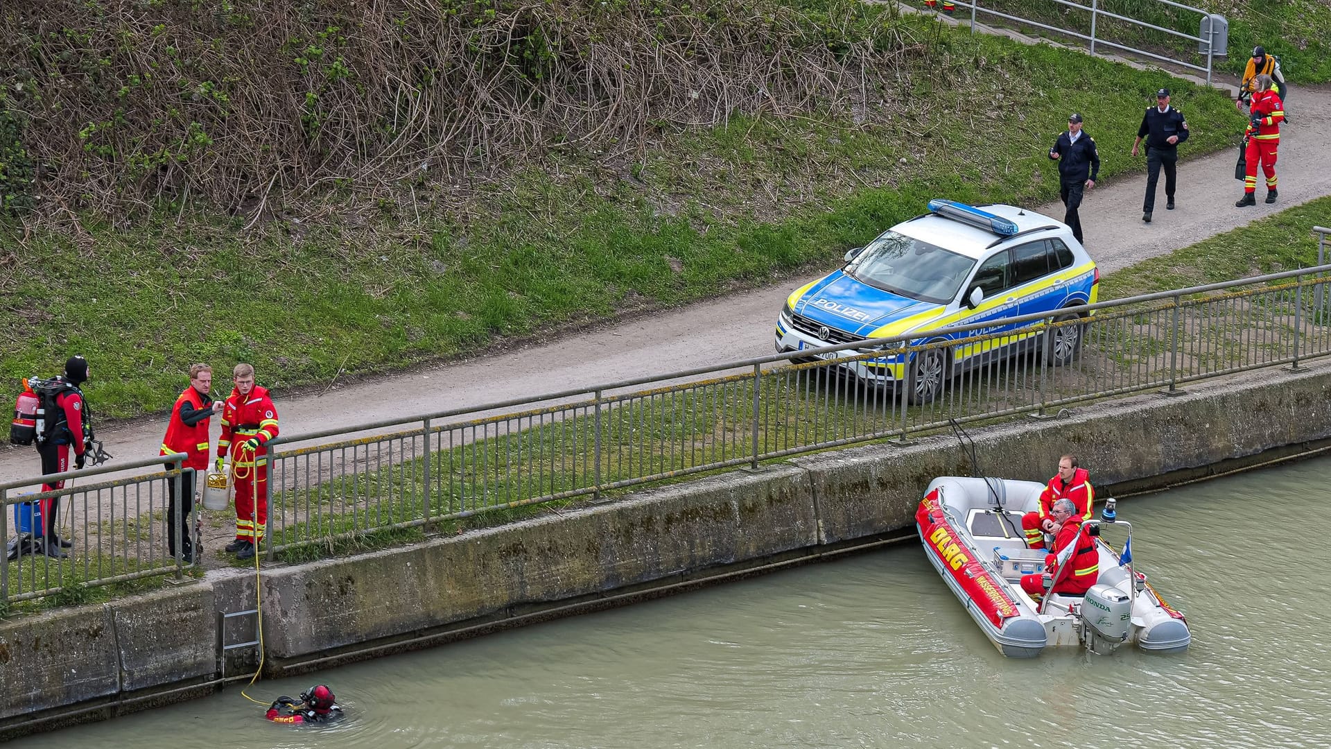 Rettungskräfte am Mittellandkanal (Symbolbild): Feuerwehren aus mehreren Ortschaften waren im Einsatz.