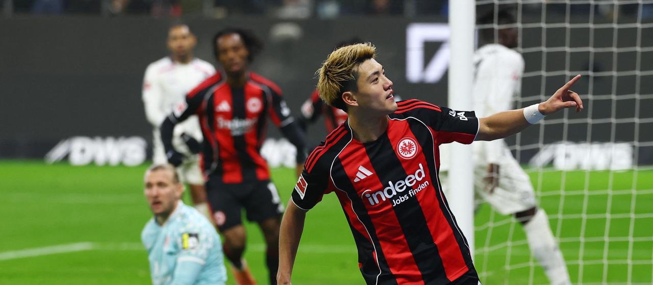 Frankfurts Ritsu Doan (v.) jubelt über seinen Siegtreffer im Spiel gegen Mainz 05