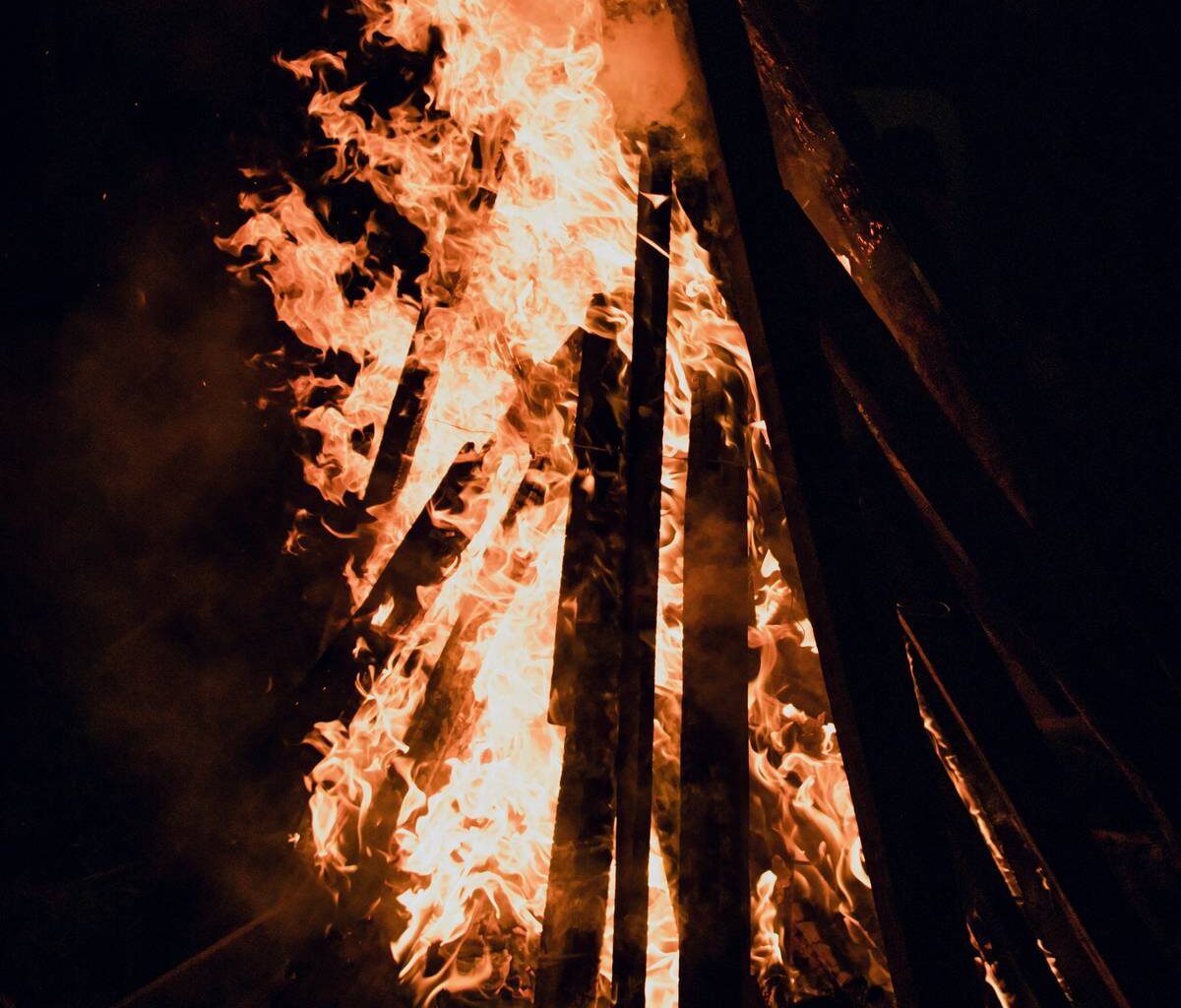 Bonn: Martinsumzug mit großem Feuer