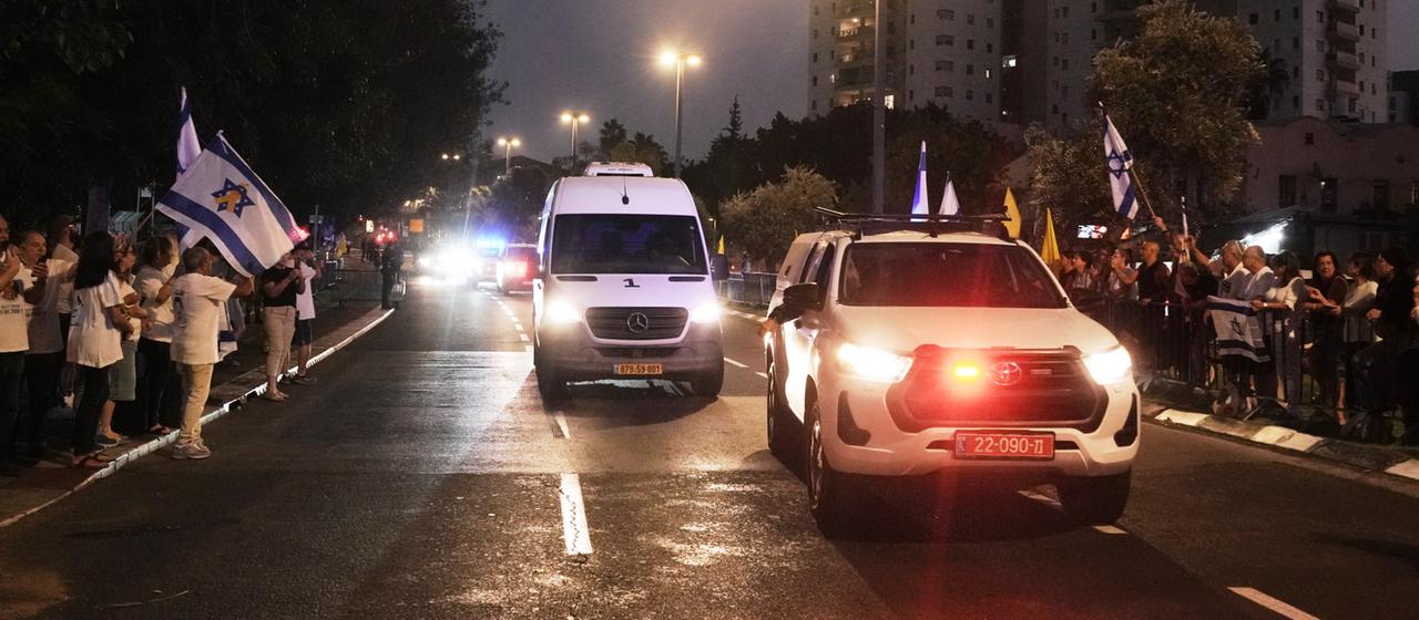 Ein Konvoi mit einem Sarg, der aus dem Gazastreifen an Israel übergeben wurde, kommt am Forensischen Institut Abu Kabir in Tel Aviv an. 