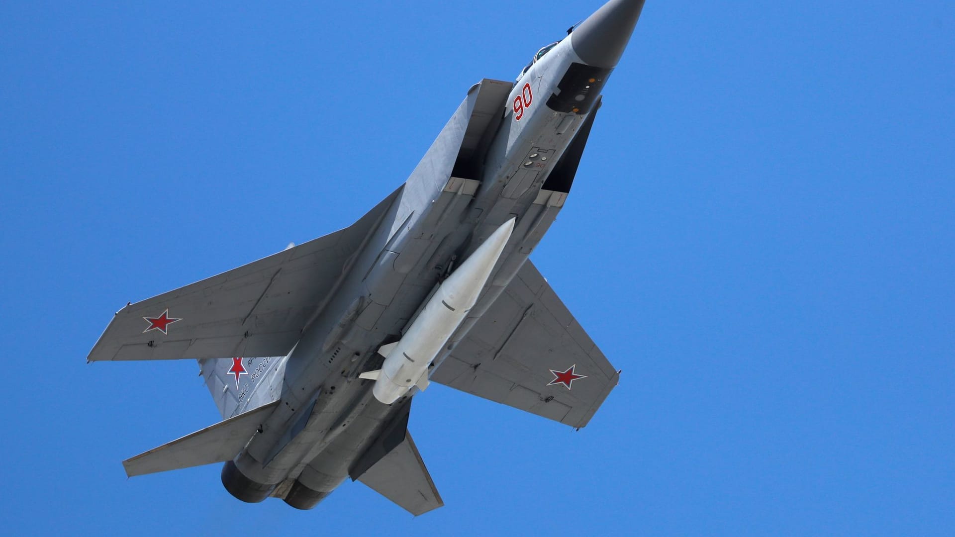 Russland: Ein Mikoyan MiG-31 Abfangjäger der russischen Luftwaffe fliegt bei der russischen Militärparade zum Tag des Sieges.