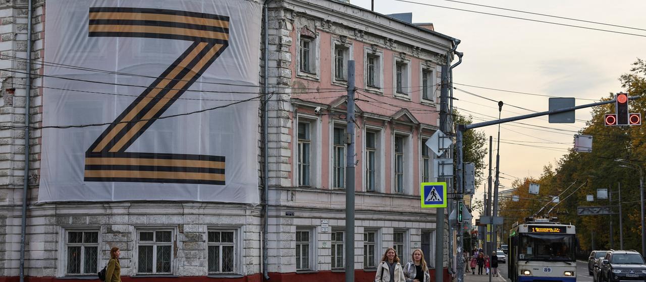 An einem Gebäude in der russischen Stadt Jaroslawl hängt ein großes Plakat mit der Aufschrift "Z". | REUTERS An einem Gebäude in der russischen Stadt Jaroslawl hängt ein großes Plakat mit der Aufschrift "Z".