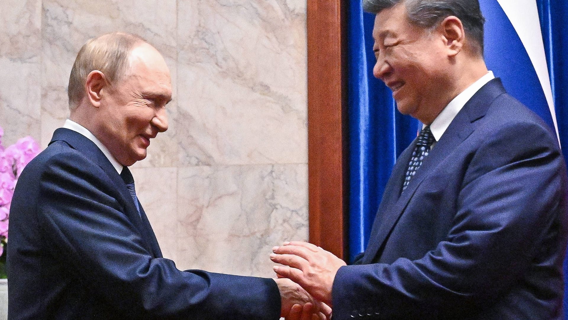 Russlands Präsident Wladimir Putin (links) zu Besuch bei Chinas Präsident Xi Jinping: Die Europäer müssten von Chinas pragmatischer Politik lernen, sagt der Experte Eberhard Sandschneider.