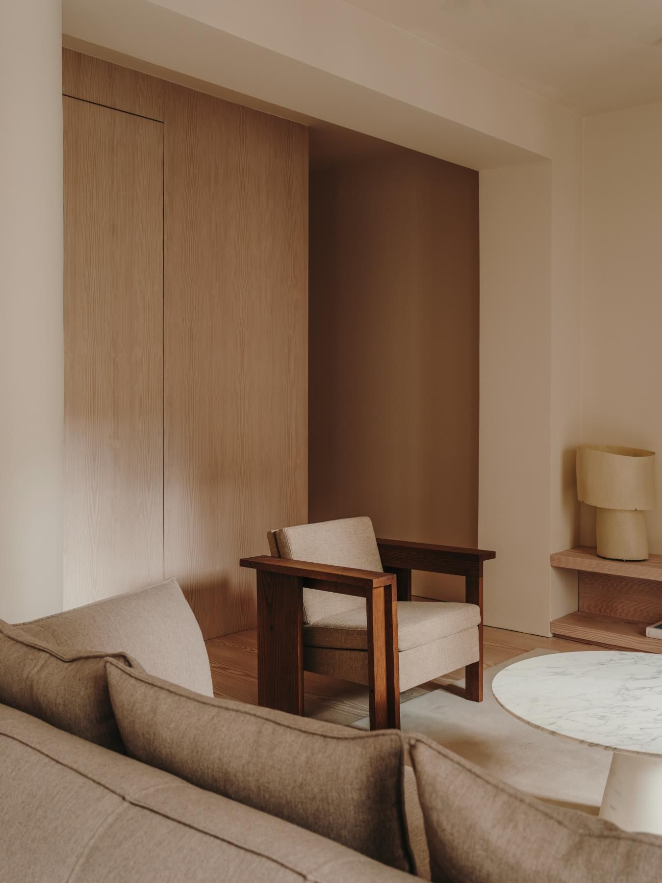 Renovierung in Madrid Sitzecke mit Sofa und Sessel