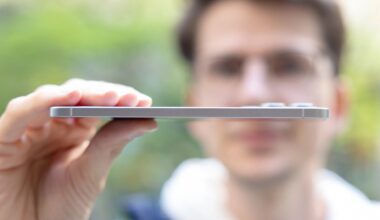 Ich halte das Samsung Galaxy S25 Edge in der Hand