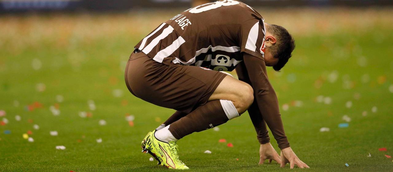 St. Paulis Mathias Pereira Lage schaut enttäuscht zu Boden