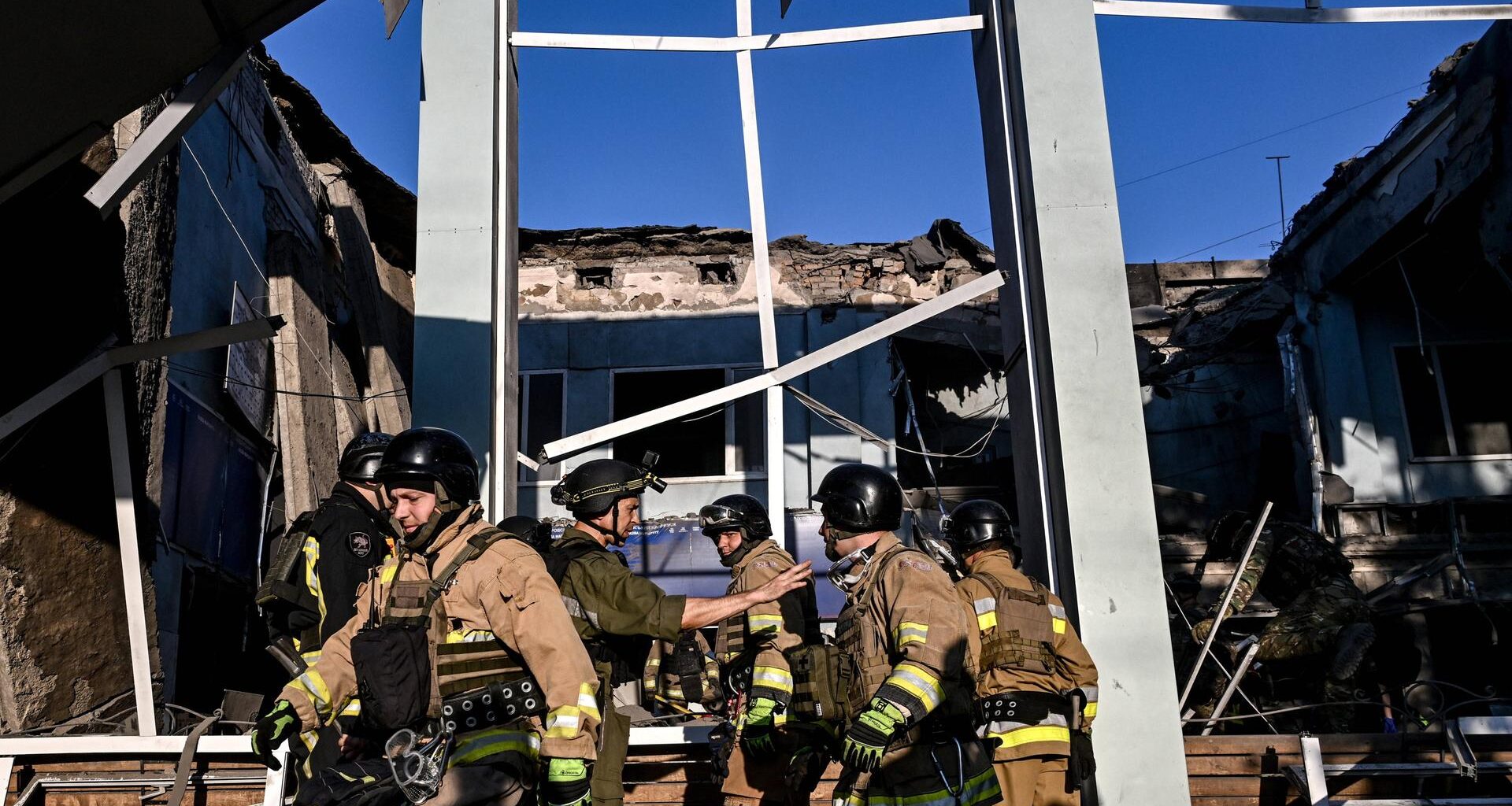 Rettungskräfte arbeiten am zentralen Busbahnhof, der unter dem russischen Luftangriff stand, in Saporischschja, Ukraine.