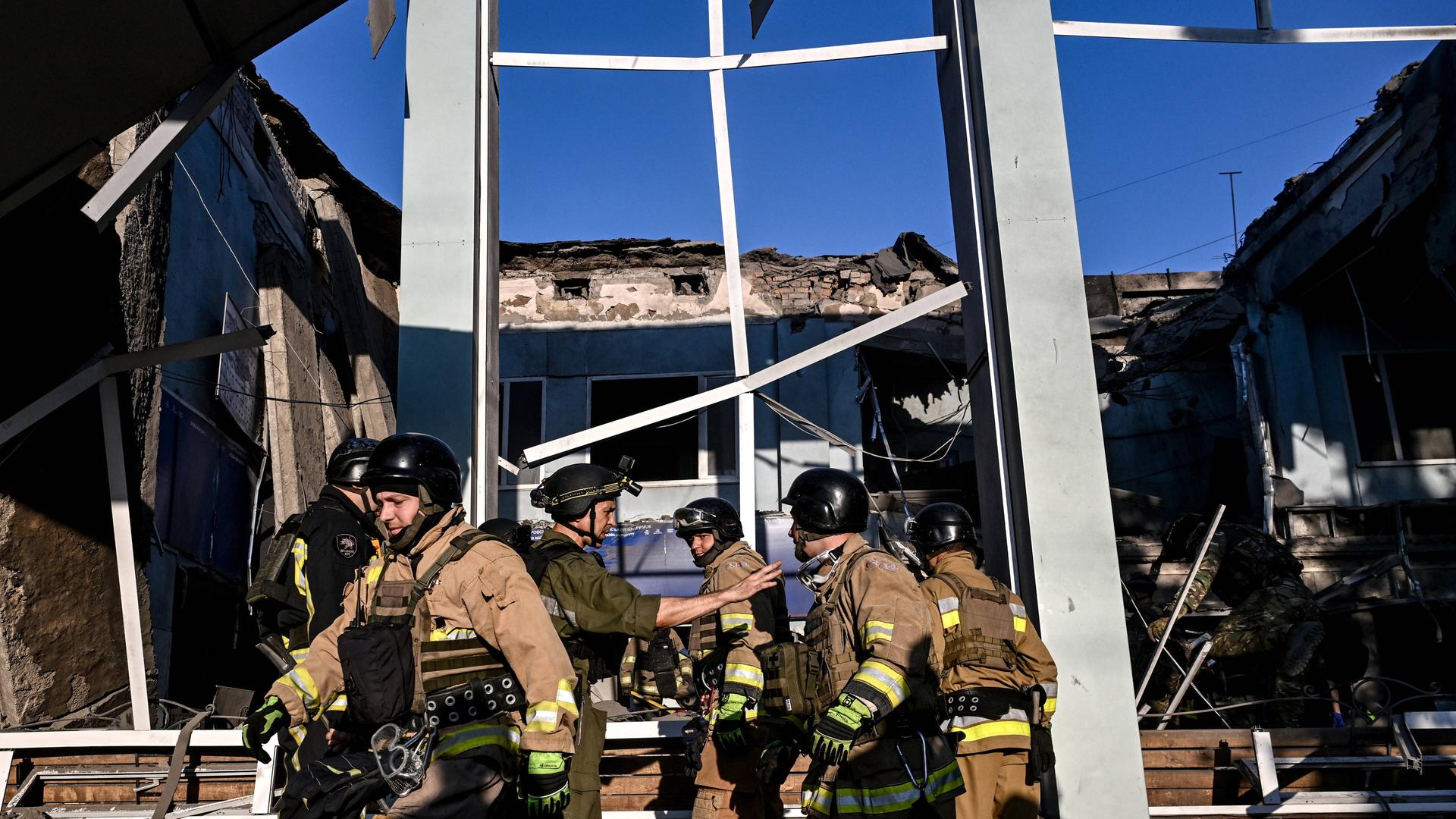 Rettungskräfte arbeiten am zentralen Busbahnhof, der unter dem russischen Luftangriff stand, in Saporischschja, Ukraine. 