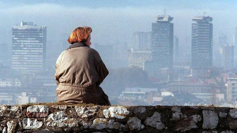 Eine Frau blickt am 17. November 1995 auf die Skyline von Sarajevo.
