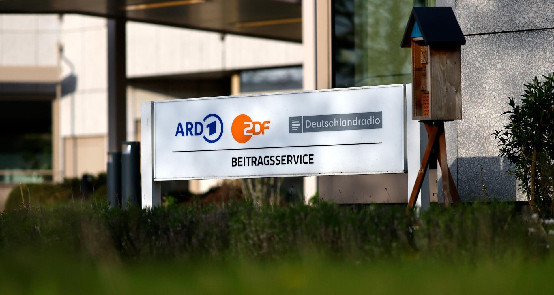Schild des ARD ZDF Deutschlandradio Beitragsservice auf dem WDR-Gelände in Köln Bocklemünd (Symbolbild)