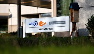 Schild des ARD ZDF Deutschlandradio Beitragsservice auf dem WDR-Gelände in Köln Bocklemünd (Symbolbild)