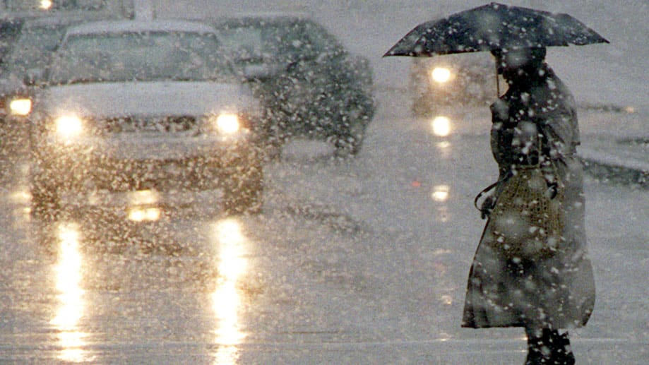 Schneeregen führt auf den kalten Straßen derzeit schnell zu Glätte
