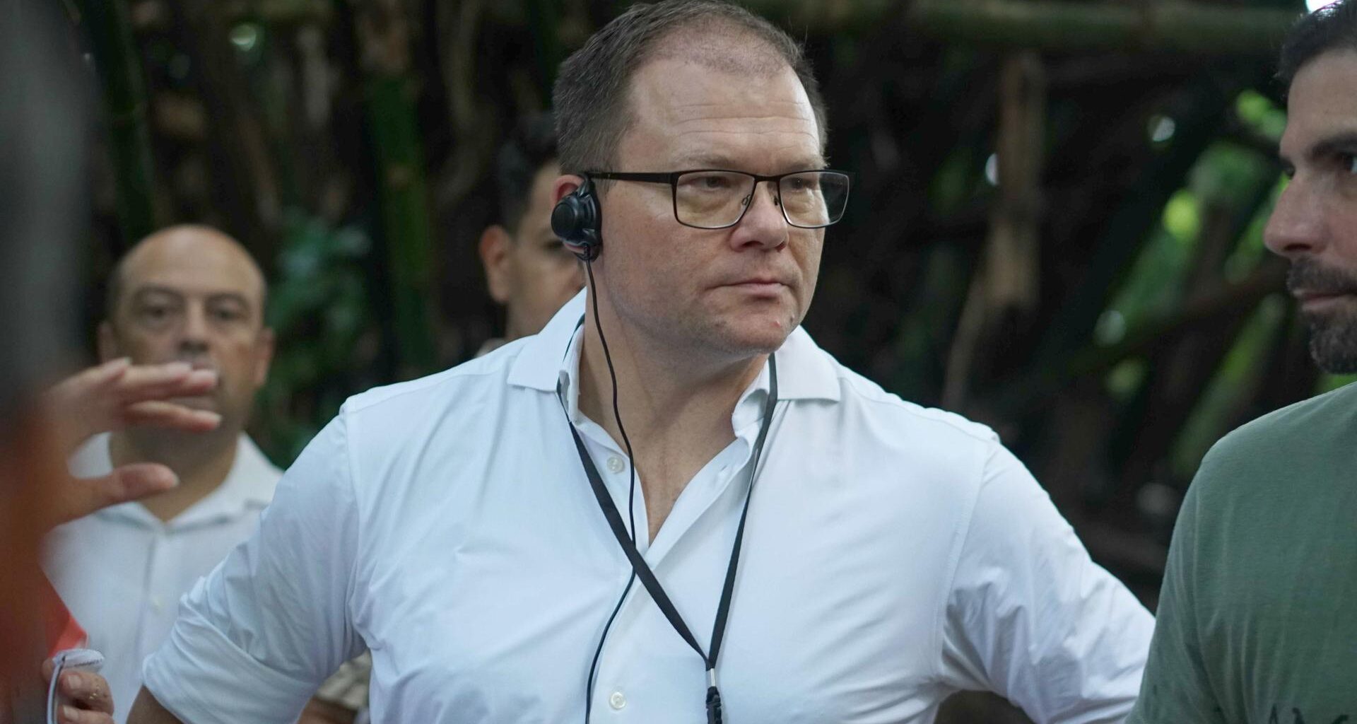 Das Bild zeigt einen leger mit weißem Hemd gekleideten Carsten Schneider nach seiner Ankunft in Belém.