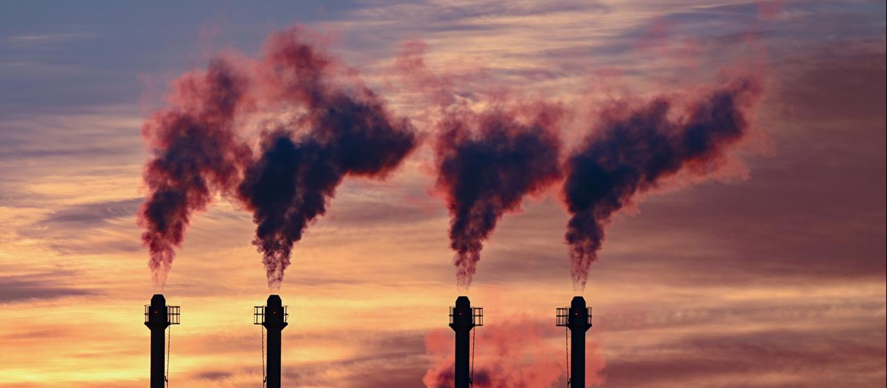 Rauch aus den Schornsteinen eines Blockheizkraftwerkes. (Archivfoto: 07.02.2023)