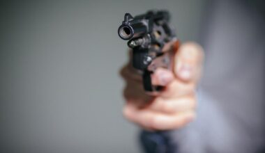 Mann schießt in Berlin-Friedrichshain durch Wohnungstür seines Nachbarn