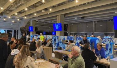 Supporters zeigen Kandidaten für das neue Präsidium