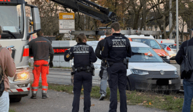 Karlsruhe Auto im Gleisbereich stoppt Linien 4 und S2 mitten im Verkehr