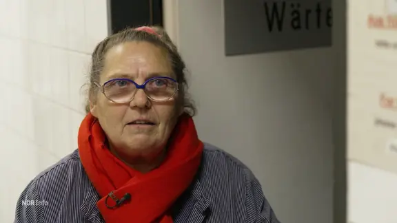 Helga Halbeck spricht in die Kamera.