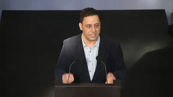 Deniz Celik (Linke) bei einer Bürgerschaftssitzung.