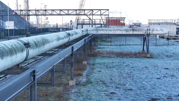 Rohre verlaufen durch einen Hafen.