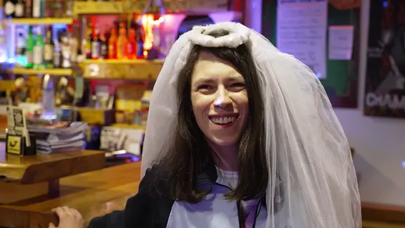 Renate Marek trägt einen weißen Brautschleier und lächelt in die Kamera.