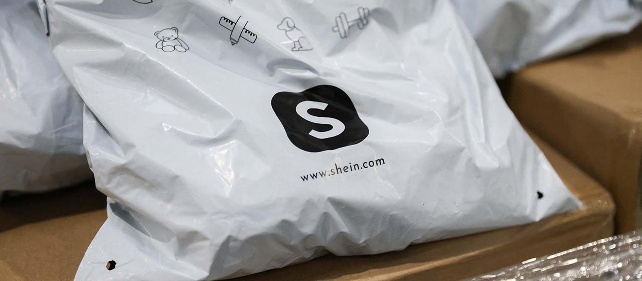 Päckchen mit Shein Logo. | picture alliance / abaca Päckchen mit Shein Logo.