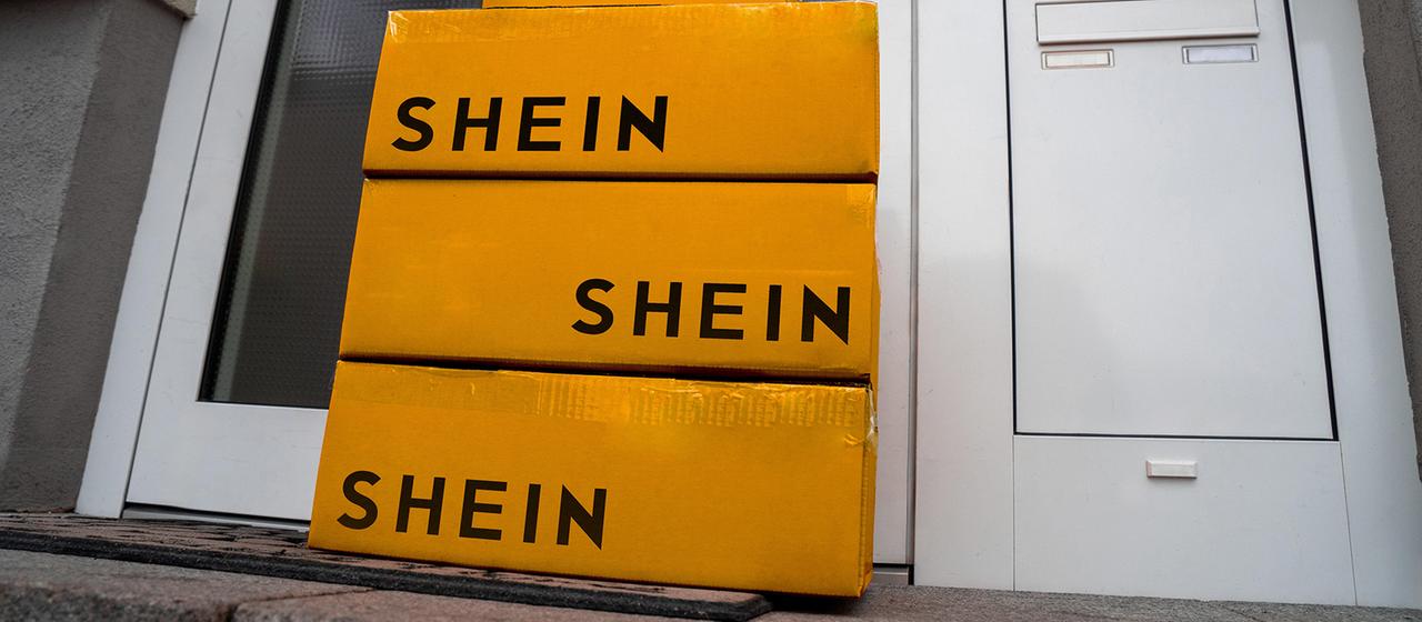 Shein-Pakete stehen vor einer Haustür.