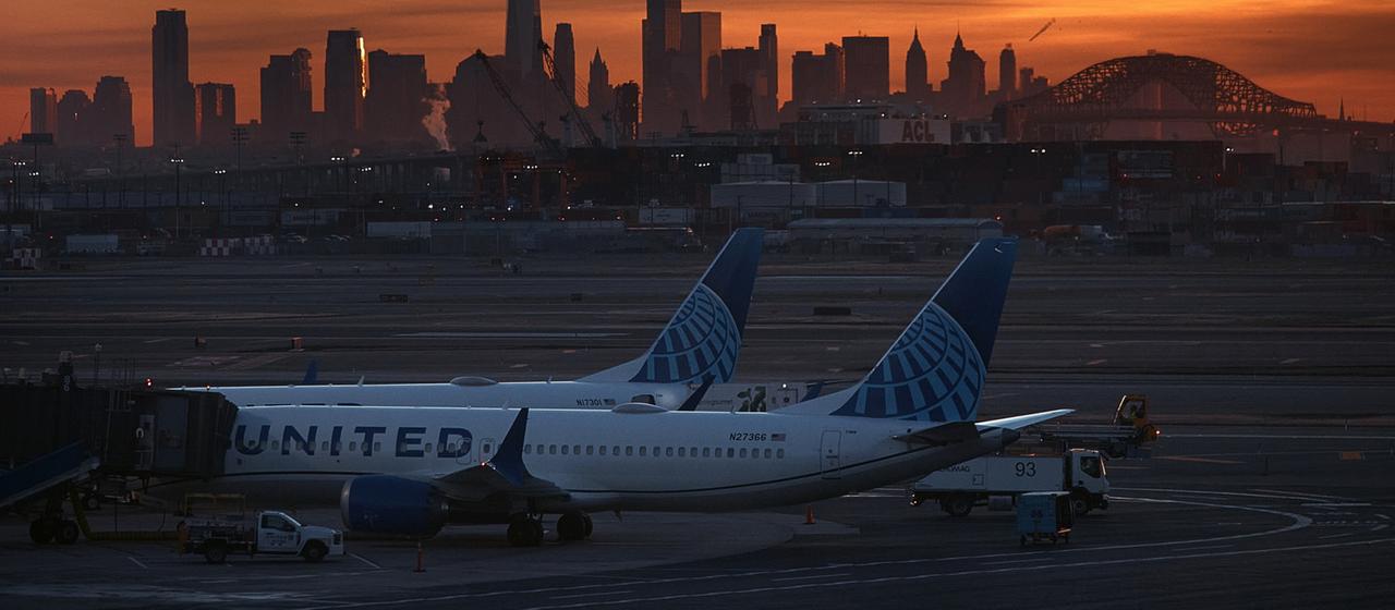 Flugzeuge stehen auf dem Newark Liberty International Airport. 