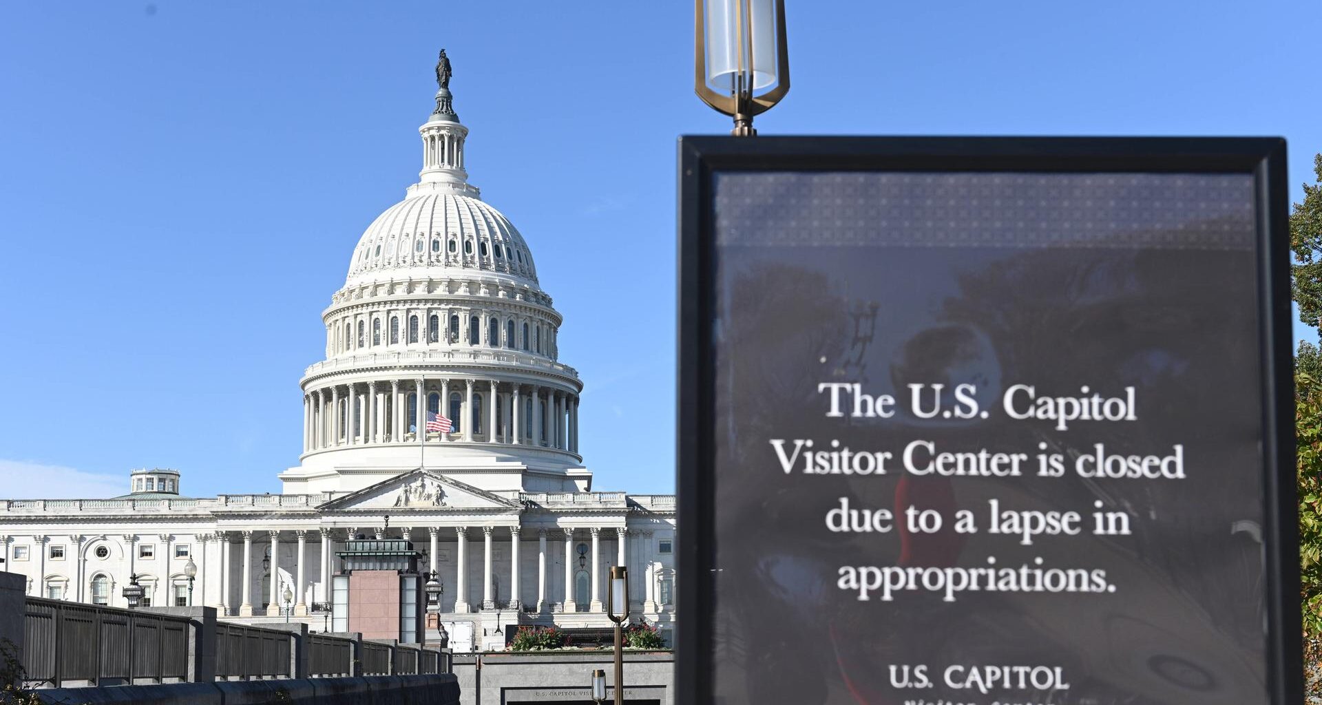 US-Kapitol mit Schild, das die Schließung wegen des Shutdowns verkündet