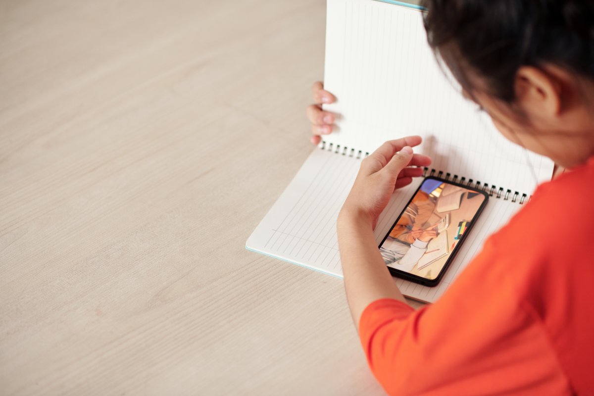 Frankreich: Macron wirbt für Verbot von Handys auch an Gymnasien