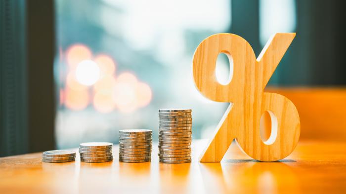 Prozentmodell mit Münzstapel. Konzepte des Bankensystems, steigende Zinssätze, Inflation, Deflation und Ersparnisse.