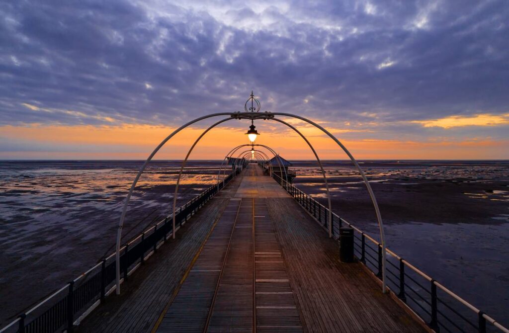 Southport, Merseyside, UK, 24. Juni 2024; Luftaufnahme des Southport Piers mit atemberaubendem Sonnenuntergang, Southport Merseyside