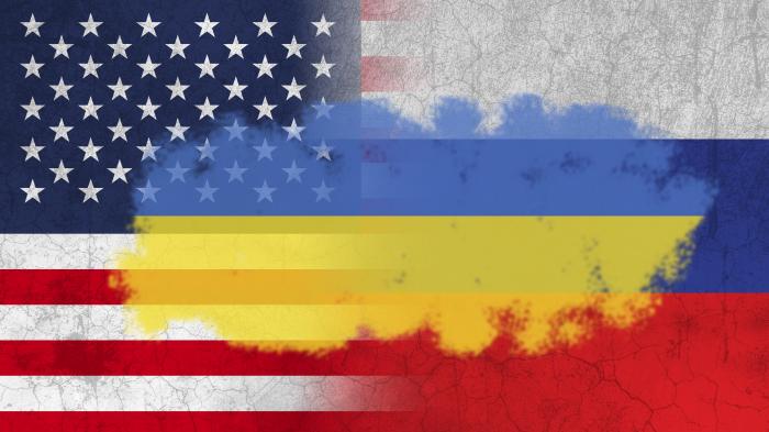 erschwommene ukrainische Flagge zwischen den USA und Russland als Symbol für Diplomatie, Friedensgespräche und geopolitische Spannungen im Ukraine-Krieg