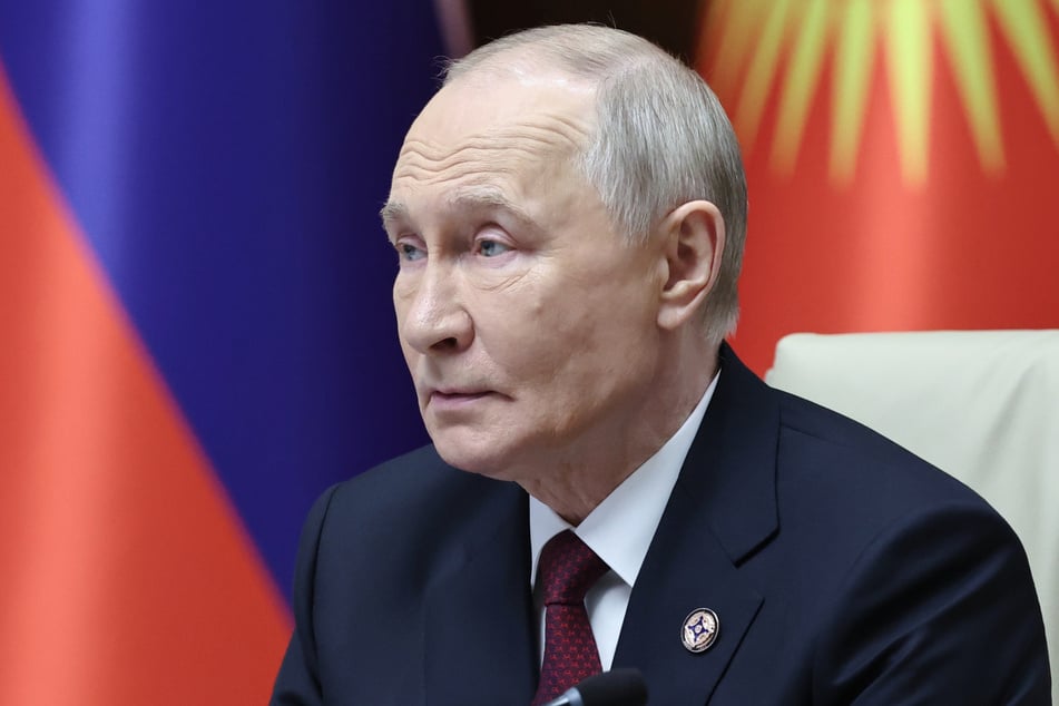 Das von der staatlichen russischen Nachrichtenagentur Sputnik via AP verbreitete Bild zeigt den russischen Präsident Wladimir Putin (72), der an einem Gipfeltreffen der Organisation des Vertrags über kollektive Sicherheit (OVKS) im Verwaltungskomplex Yntymak-Manas Ordo teilnimmt.