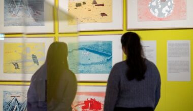 Dresden: Ausstellung über Fluxus-Kunst lädt zum Lächeln ein