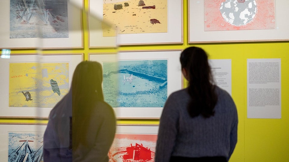 Dresden: Ausstellung über Fluxus-Kunst lädt zum Lächeln ein