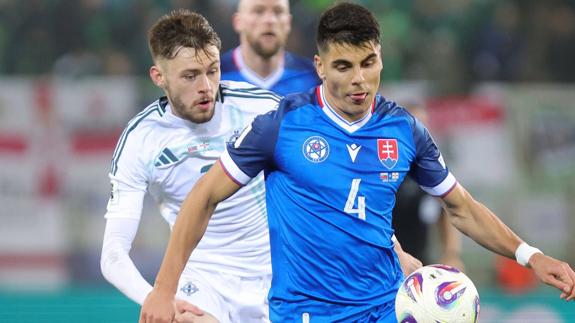 Slowakeis Adam Obert (r.) im Duell gegen seinen Gegenspieler: Am Montag trifft das Team auf Deutschland.