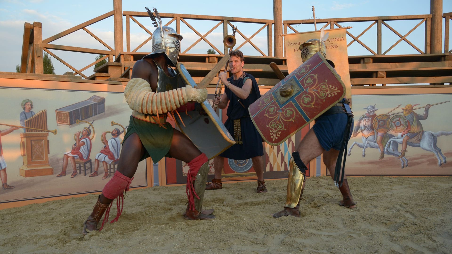 So könnte es einmal ausgesehen haben: Rollenspieler stellen Gladiatorenkämpfe nach. Live auch in der Archäologischen Staatssammlung zu sehen.