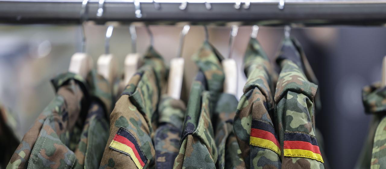 Feldjacken hängen auf Kleiderbügeln | dpa Feldjacken hängen auf Kleiderbügeln