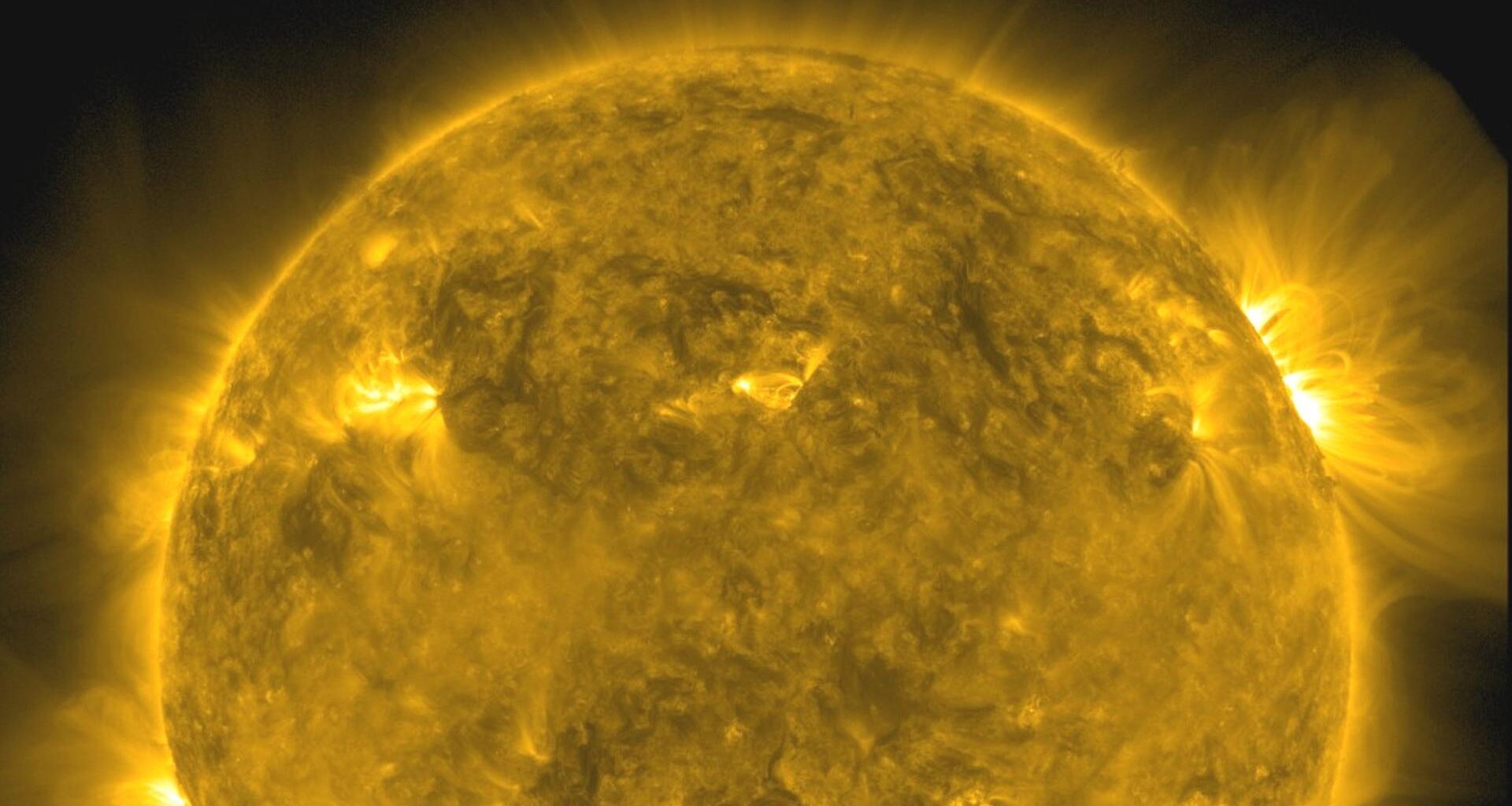 Eine Teleskopaufnahme zeigt die Sonne und Aktivitäten in ihrer Atmosphäre in Großaufnahme.