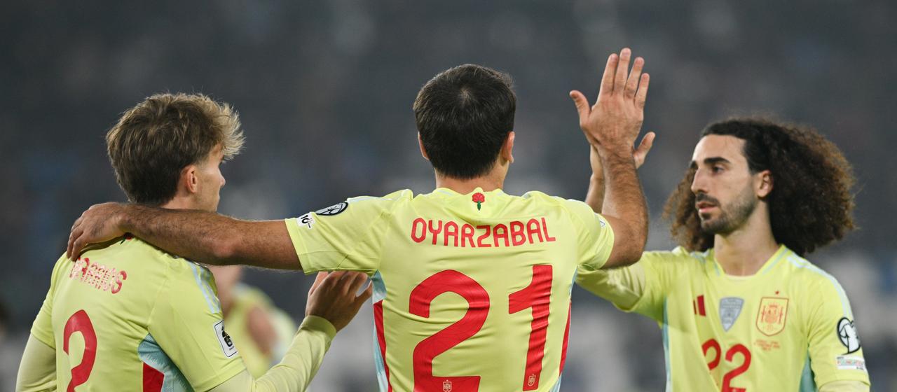 Mikel Oyarzabal bejubelt seinen Treffer mit seinen Teamkollegen