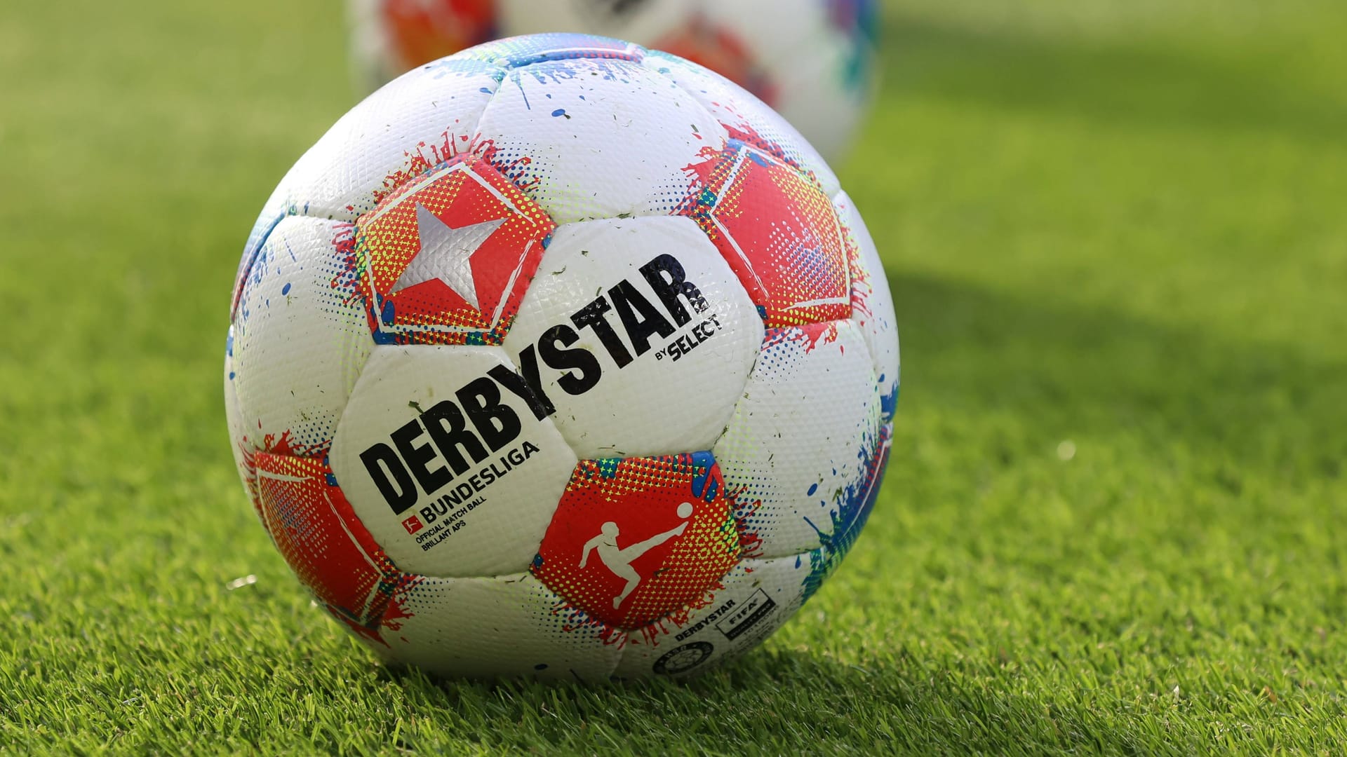 Spielball der Bundesliga und 2. Liga (Symbolbild): Am Wochenende kam es im deutschen Unterhaus zu einem Todesfall.